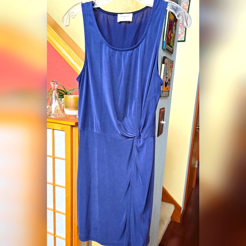 Everly blue Sheath Dress w/twist detail. Size Medium